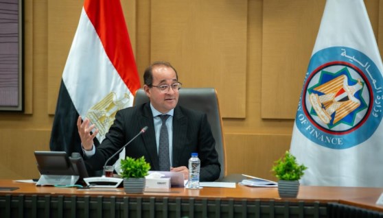 وزير المالية أثناء الاجتماع