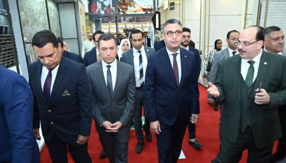 جانب من جولة وزير التموين داخل المعرض 