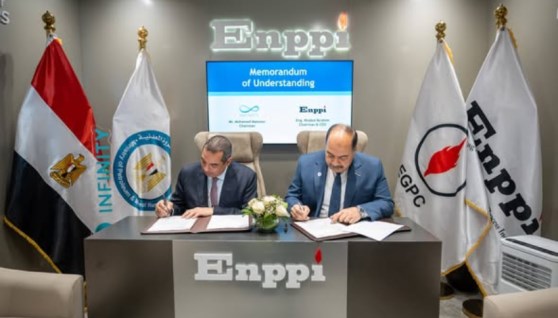 جانب من التوقيع