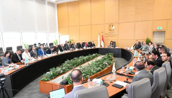 جانب من اجتماع وزيرة الإسكان مع مسؤولي شركة HDP