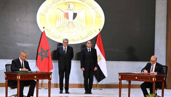 جانب من التوقيع بين الطرفين