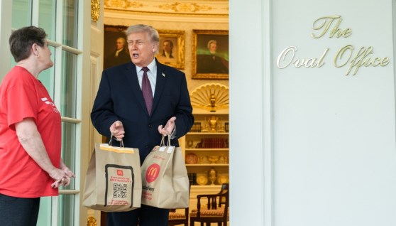 ترامب وعاملة شركة DoorDash