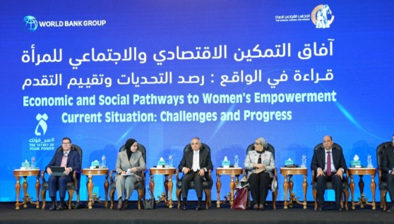 وزير العمل خلال الاجتماع 