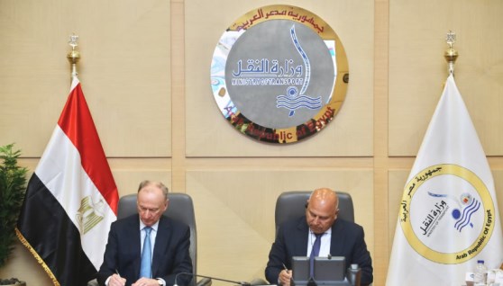 جانب من توقيع الاتفاقيات 