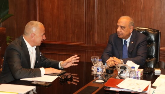 وزير الكهرباء خلال اجتماعه مع المهندس أحمد السويدي