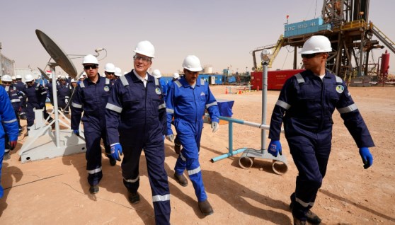 جانب من زيارة وزير البترول لمواقع إنتاج البترول والغاز وعدد من الحفارات العاملة بالصحراء الغربية