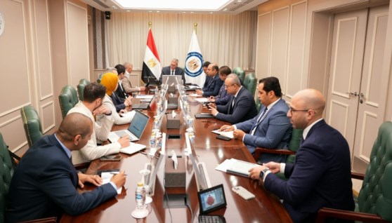 جانب من اجتماع وزير البترول مع شركة السويدي