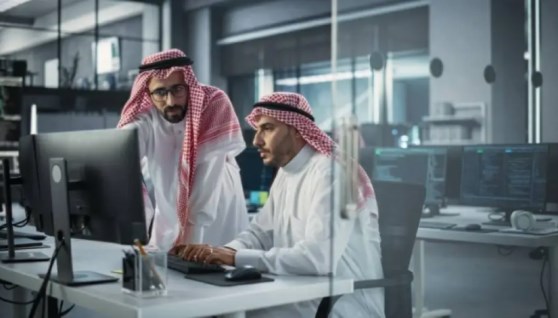 موظفين  سعوديين