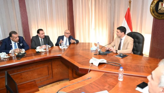 خلال اجتماع المهندس خالد هاشم وزير الصناعة 