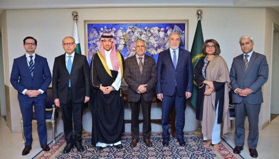 خلال مشاركة السفير نزيه النجاري مساعد وزير الخارجية في اجتماع كبار المسئولين