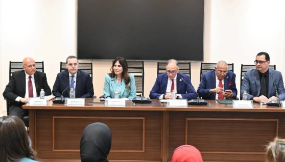 وزيرة الإسكان 