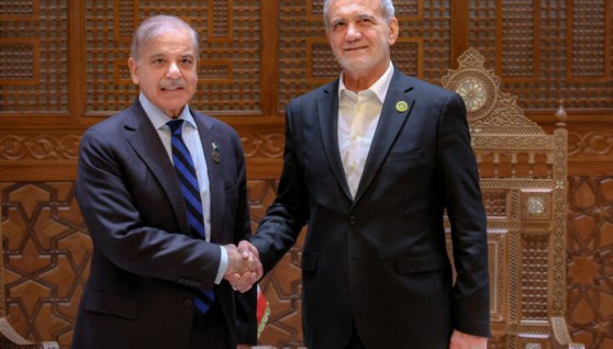 الرئيس الإيراني مسعود بزشكيان يصافح رئيس الوزراء الباكستاني شهباز شريف