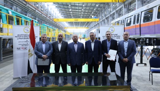 وزير النقل خلال توقيع الاتفاقيتين