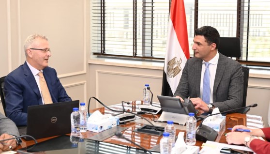 لقاء وزير الصناعة بشركة جي بي أوتو