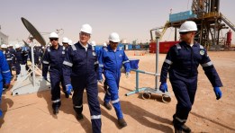 جانب من زيارة وزير البترول لمواقع إنتاج البترول والغاز وعدد من الحفارات العاملة بالصحراء الغربية