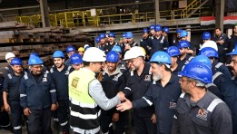 خلال لقاء وزير الصناعة بعمال مصانع الحديد والصلب 