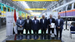 وزير النقل خلال توقيع الاتفاقيتين