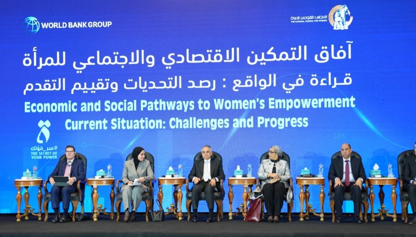 وزير العمل خلال الاجتماع 