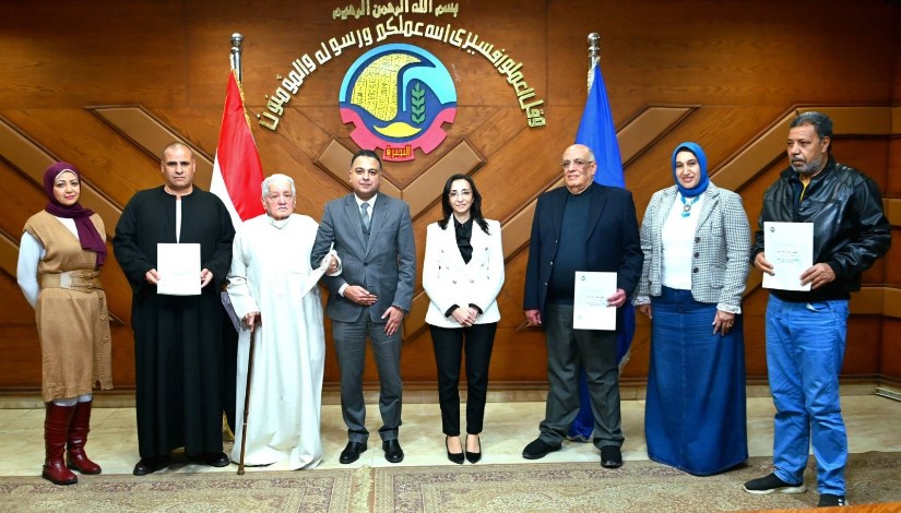 جانب من تسليم عقود تقنين أراضي الدولة