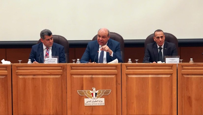 خلال اجتماع وزارة الطيران المدني 