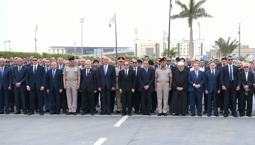 الرئيس عبد الفتاح السيسي خلال صلاة الجنازة