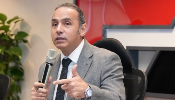 رئيس الهيئة العامة للرقابة المالية خلال اجتماعه اليوم