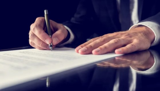 توقيع عقد وحدة عقارية - تعبيرية