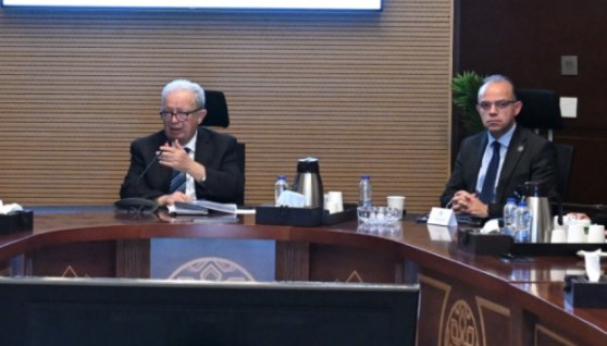 الدكتور محمد فريد وزير الاستثمار أثناء الاجتماع 