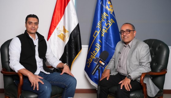 الدكتور هشام فاروق مستشار التطوير التكنولوجي بوزارة الاتصالات مع محرر "إيجي إن