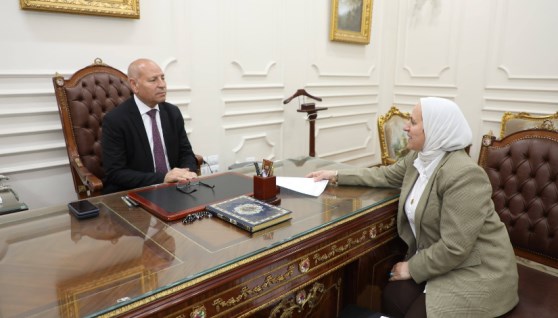 محافظ القاهرة خلال اعتماد جدول الإمتحانات
