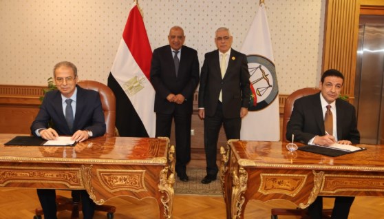 الدكتور محمود عصمت وزير الكهرباء خلال توقيع العقود 