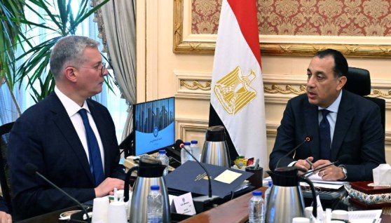 رئيس الوزراء خلال الاجتماع