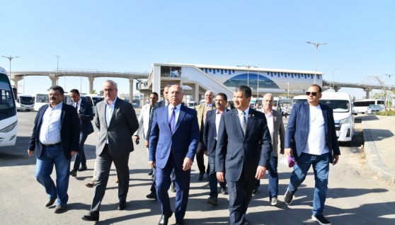 وزير النقل يستقل المونوريل إلى مقر الوزارة