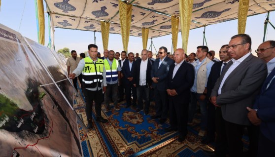 وزير النقل خلال جولته