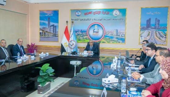 وزير الانتاج الحربي خلال الاجتماع