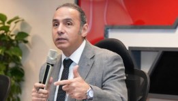 رئيس الهيئة العامة للرقابة المالية خلال اجتماعه اليوم
