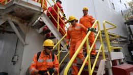 رئيس الوزراء خلال جولته لتفقد الحفار البحري المصري «القاهر-2»