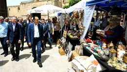 رئيس مجلس الوزراء يتفقد معرض الحرف التراثية بشارع المعز