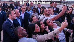 شباب في الاسكندرية يلتقطون صورة سيلفي مع الرئيس السيسي وماكرون