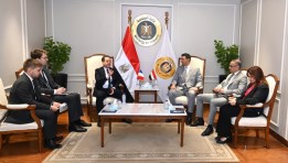 لقاء وزير الصناعة بالسفير الفرنسي 