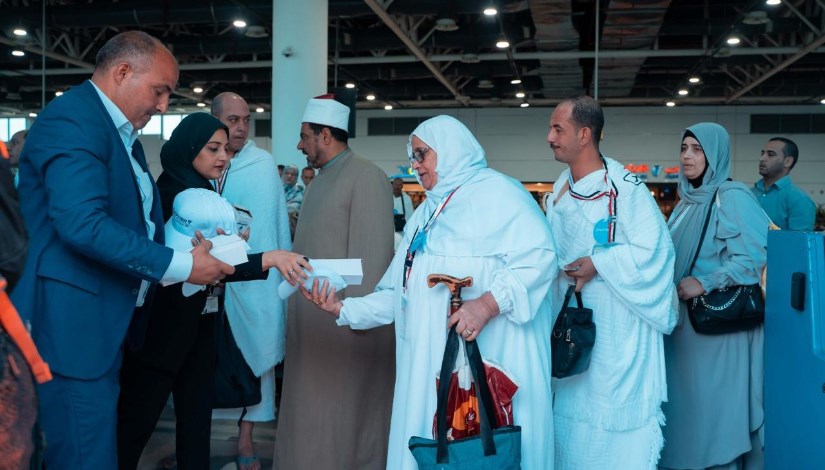 جانب من تسيير أولي رحلات الجسر الجوي لنقل حجاج بيت الله الحرام