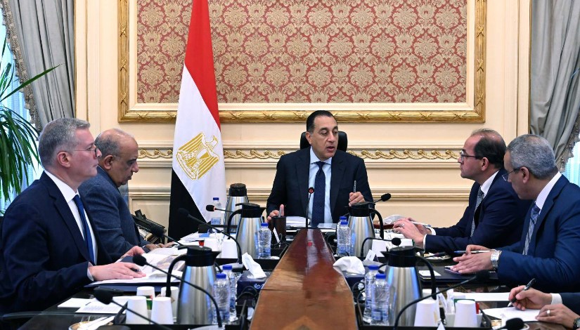 اجتماع رئيس الوزراء مع وزراء المالية والكهرباء والبترول