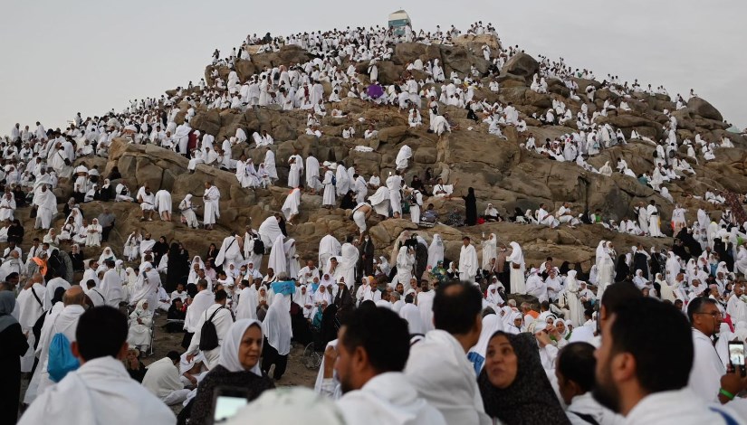 حجاج بيت الله الحرام على جبل عرفة