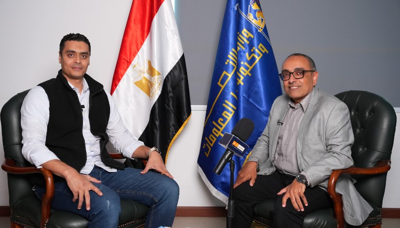 الدكتور هشام فاروق مستشار التطوير التكنولوجي بوزارة الاتصالات مع محرر "إيجي إن