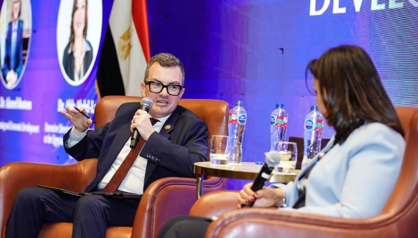 وزير التخطيط خلال اللقاء
