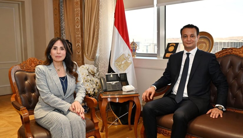 وزيرة الاسكان خلال اللقاء