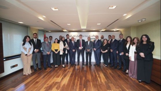 جانب من التوقيع