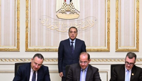 جانب من التوقيع
