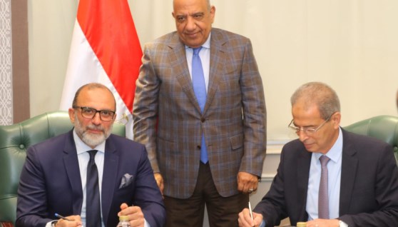 جانب من توقيع الاتفاقية بين الشركة القابضة للكهرباء وشركة اتصالات مصر