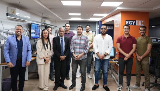 الكاتب الصحفي أسامة الدليل داخل صالة تحرير «إيجي إن»